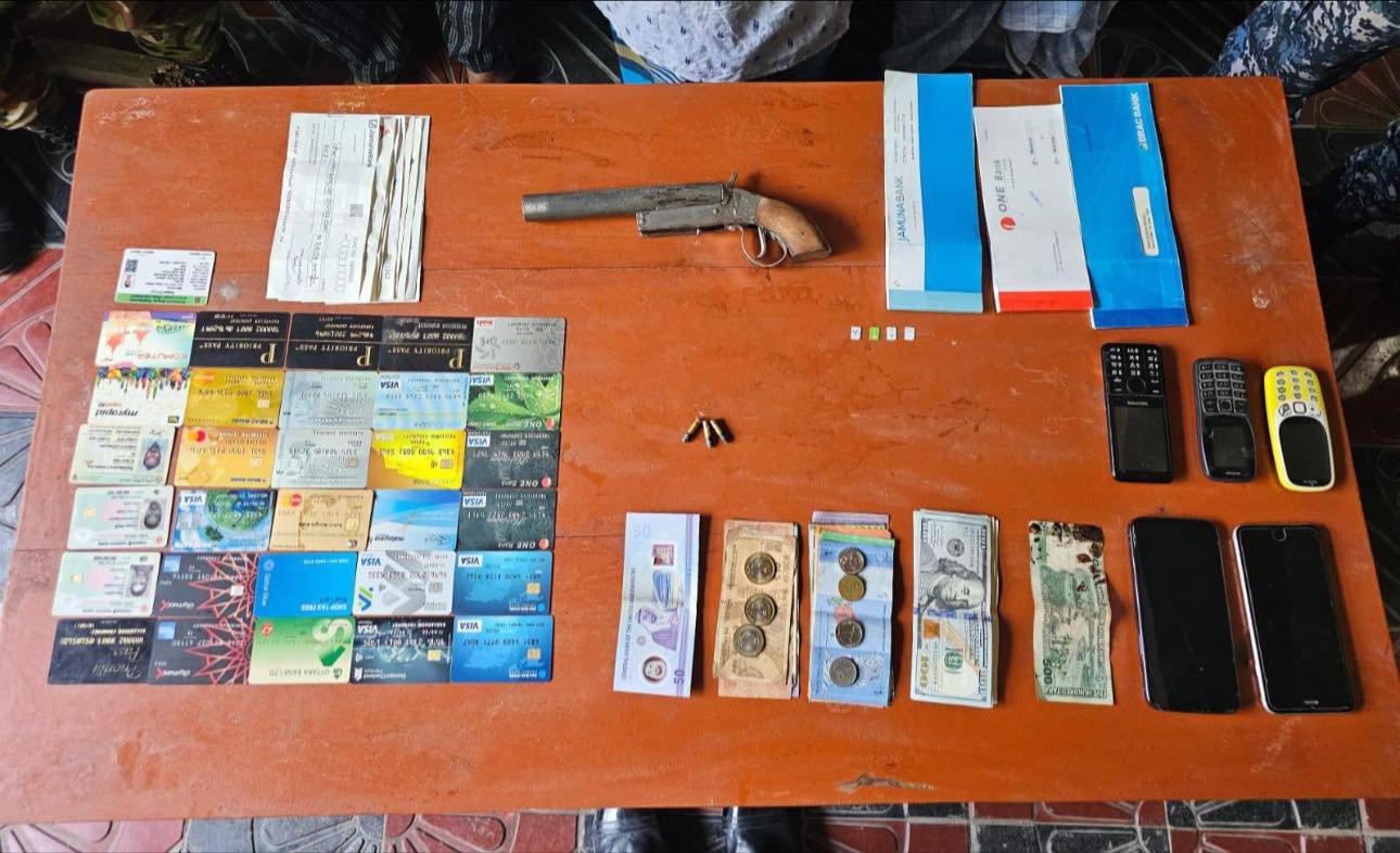 খুলনায় সেনা, নৌ ও পুলিশ বাহিনীর সমন্বয়ে যৌথ অভিযানঃ অবৈধ অস্ত্র সহ ০৩ জন গ্রেফতার