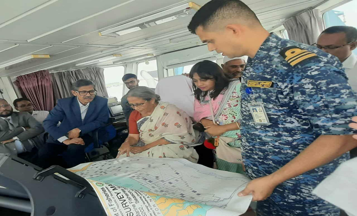 বঙ্গোপসাগরে ‘মীন সন্ধানী’ জাহাজে জরিপ কার্যক্রম সরেজমিন পরিদর্শন করলেন মৎস্য উপদেষ্টা