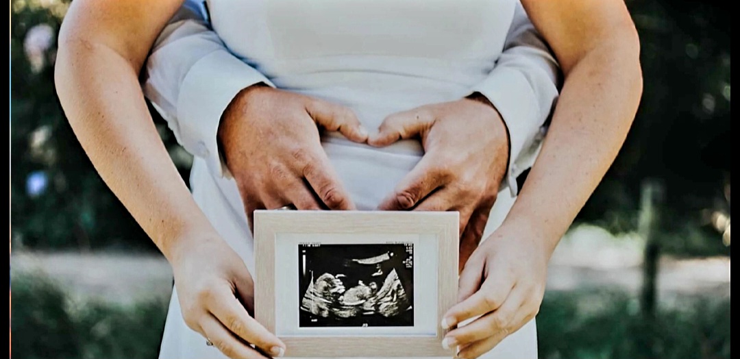 ছেলের বন্ধুকে বিয়ে করলেন ৫০ বছরের নারী