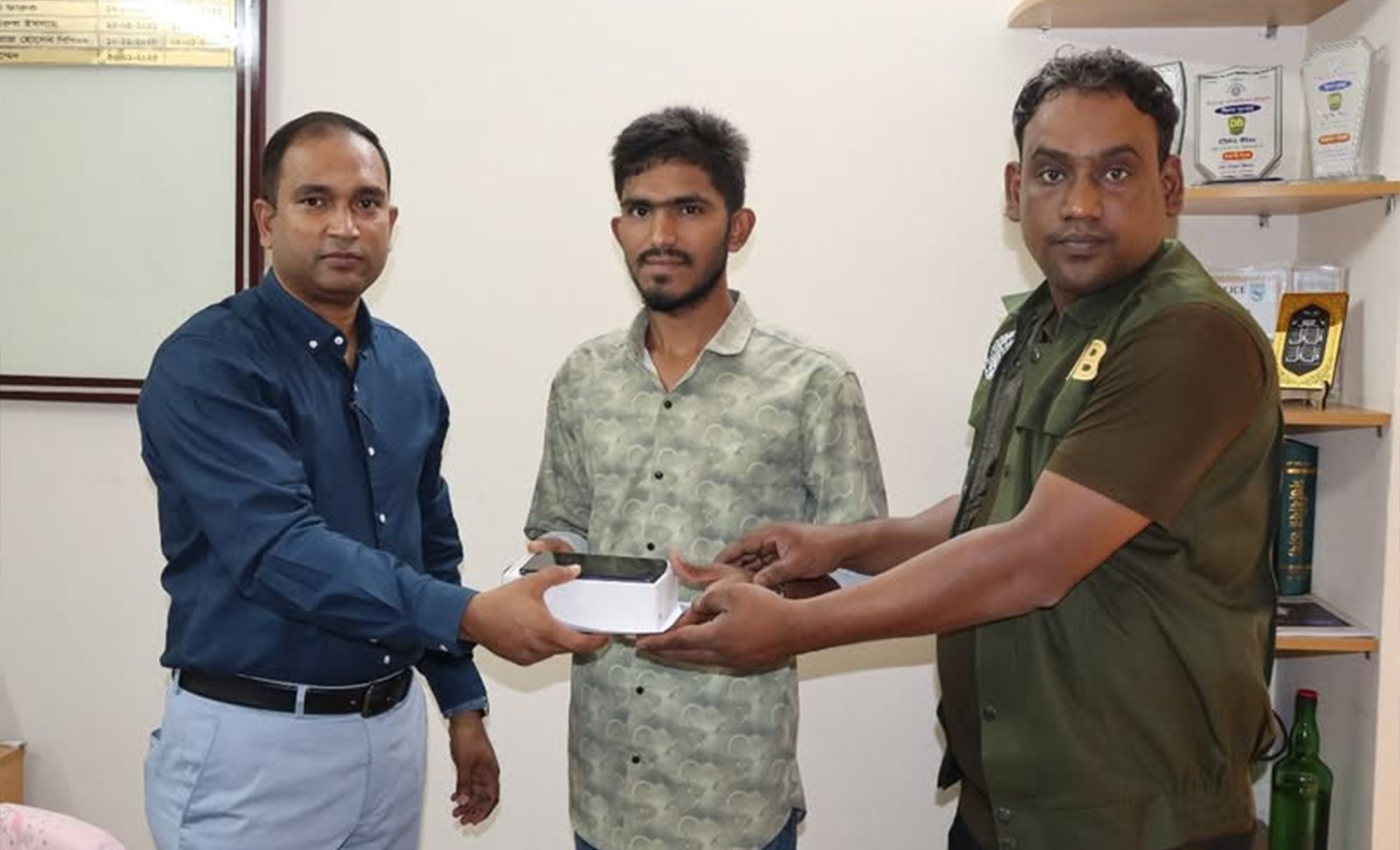 লালমনিরহাট জেলা পুলিশের অভিযানে হারানো মোবাইল ফেরত পেলেন প্রকৃত মালিক