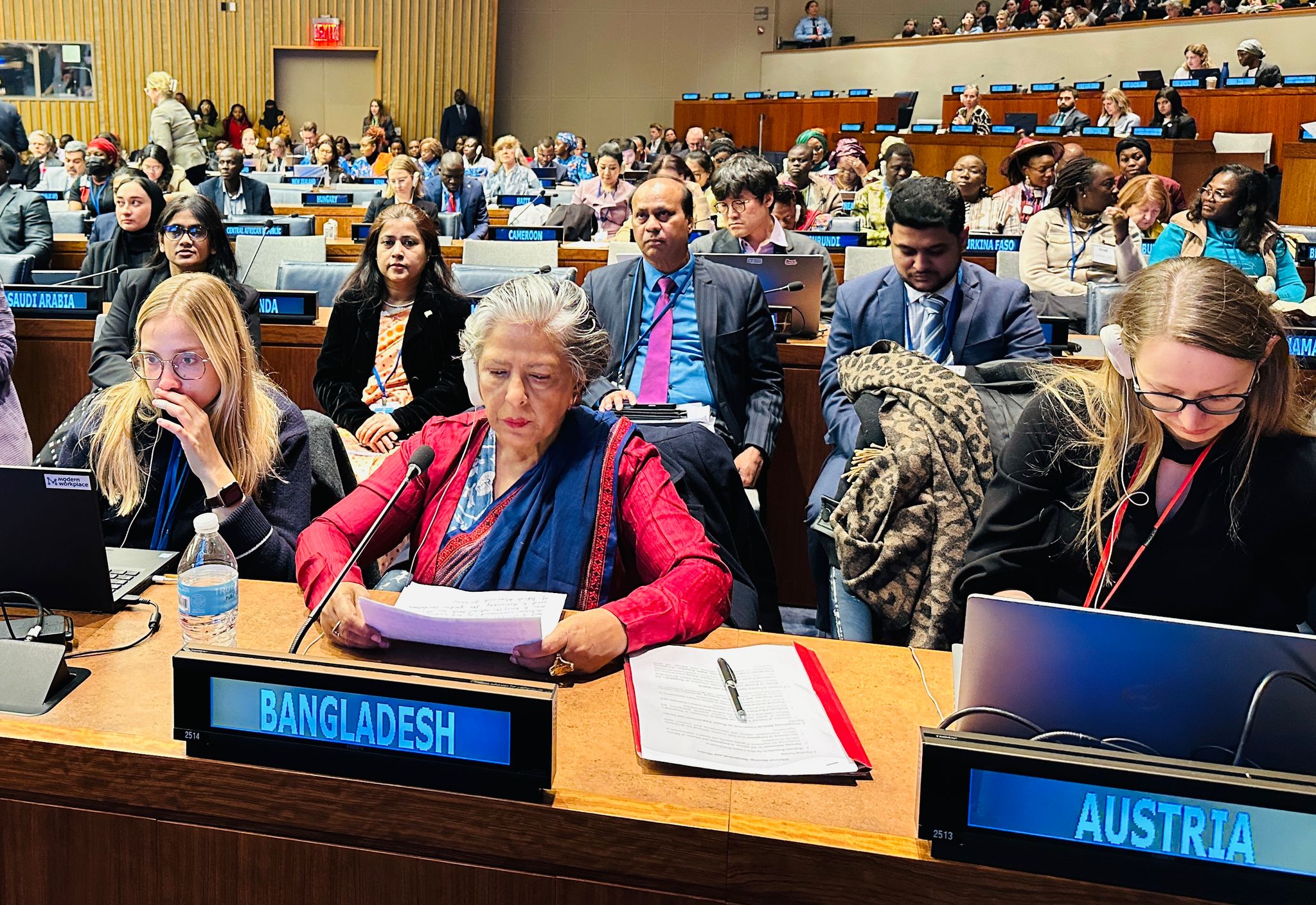 মেয়েরা যাতে পিছিয়ে না থাকে তা নিশ্চিত করার জন্য নতুন প্রতিশ্রুতি  আহ্বান জানান।  উপদেষ্টা শারমীন এস মুরশিদ