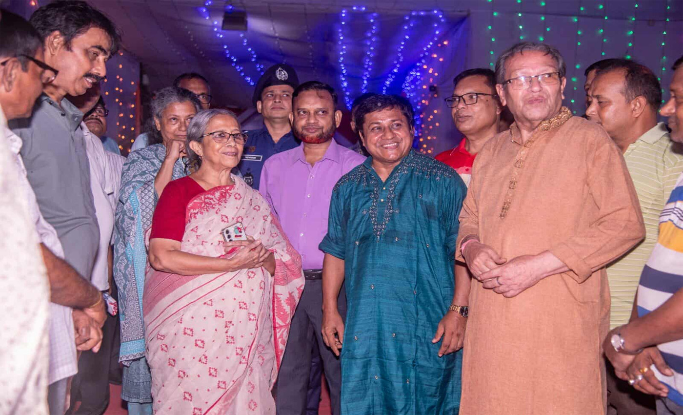 মৎস্য ও প্রাণিসম্পদ উপদেষ্টা পরিদর্শন করলেন শ্রী শ্রী দশভূজা বিগ্রহ মন্দির পূজামণ্ডপ