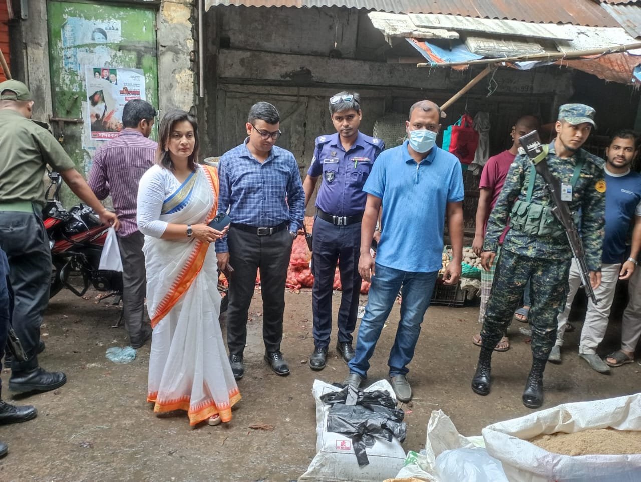 পলিথিন ও শব্দ দূষণ রোধে সারা দেশে জোরালো অভিযান: জরিমানা, জব্দ ও সংযোগ বিচ্ছিন্ন