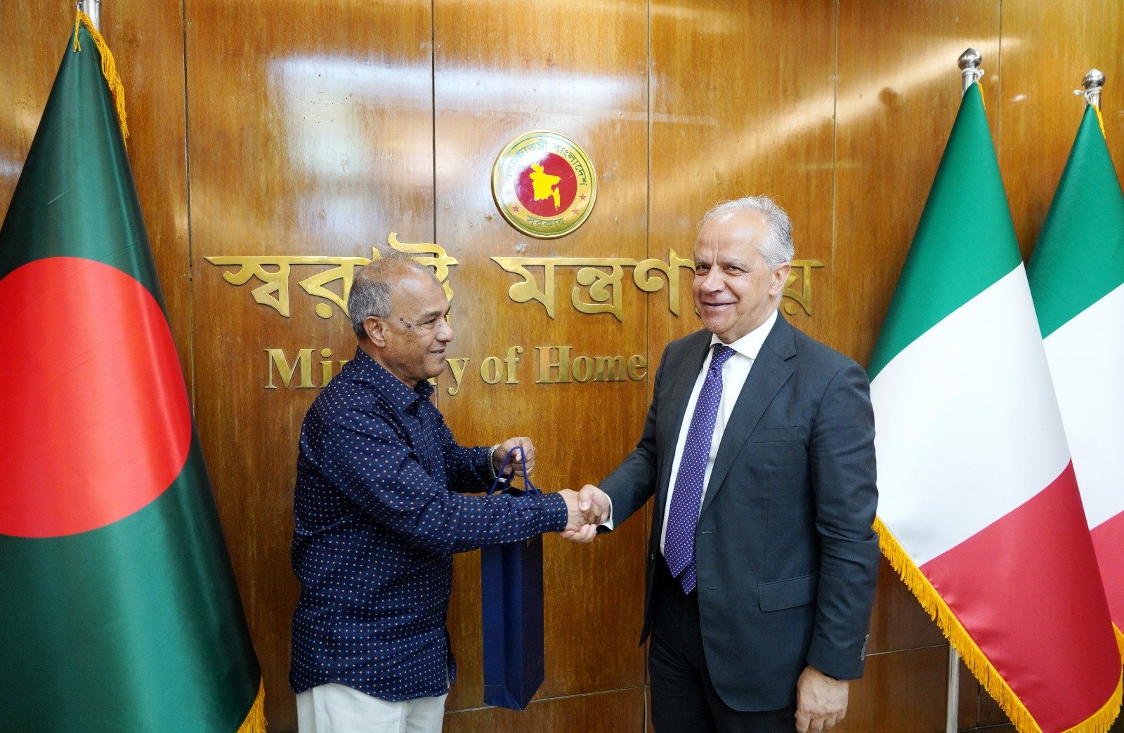 বাংলাদেশ থেকে বৈধ পথে আরও কর্মী নিতে আগ্রহী ইতালি- স্বরাষ্ট্র উপদেষ্টা