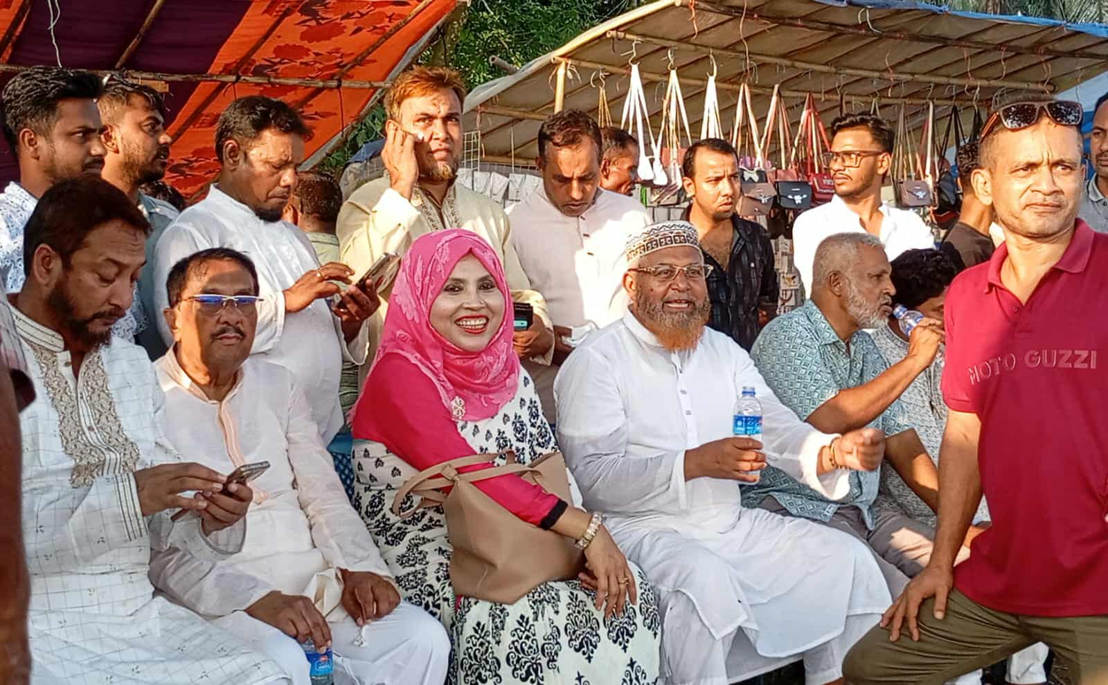 মাদারীপুরের ধুরাইল ইউনিয়নের  নৌকা বাইচে দর্শনার্থীদের ঢল।