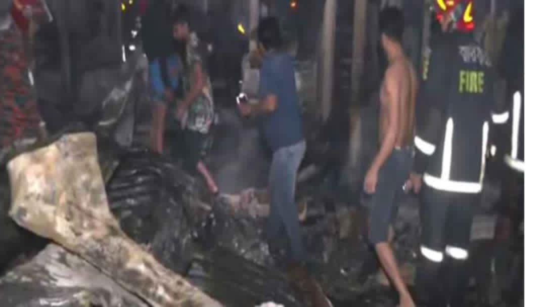 রাজধানীর সাততলা বস্তির আগুন নিয়ন্ত্রণে