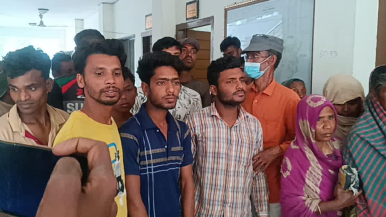 রাণীনগরে ইট ভাটা ভেঙে দেওয়ায় কর্মহীন হয়ে পরা শ্রমিকদের মানববন্ধন