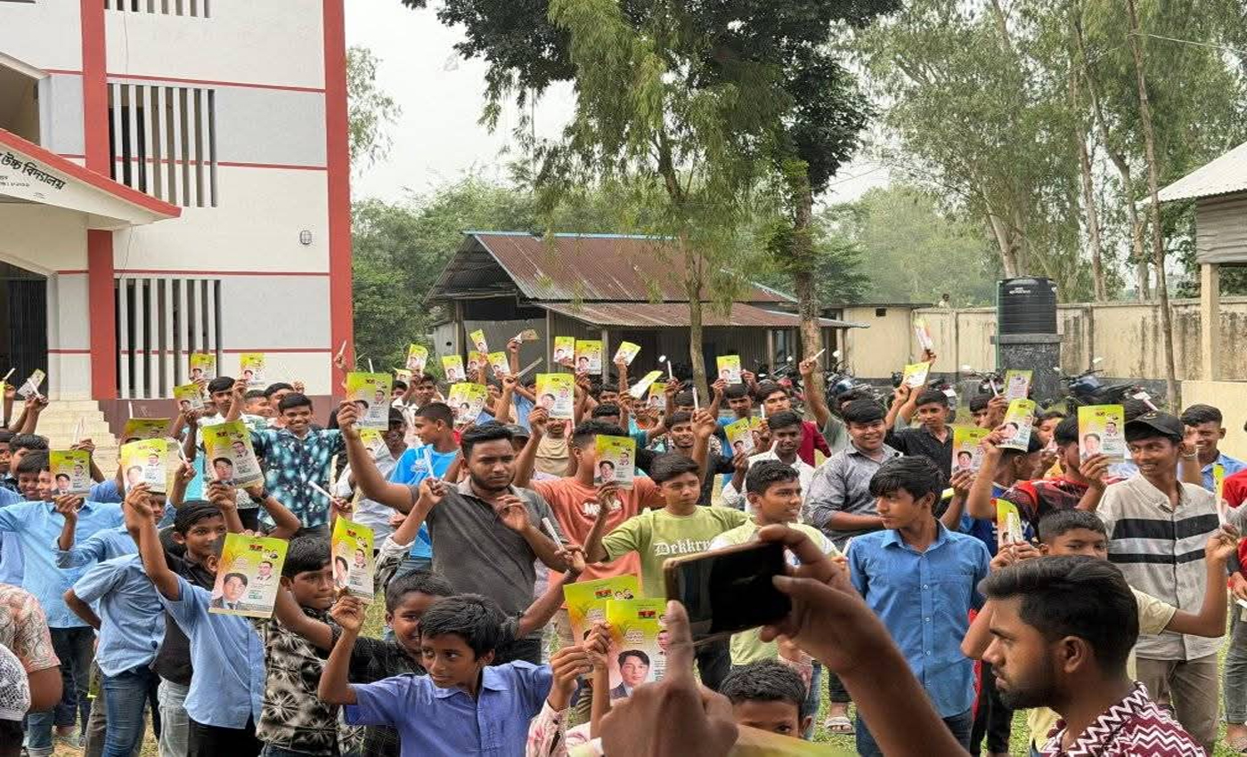 বকশীগন্জে ছাত্রদলের লিফলেট বিতরণ, তারেক রহমানের ৩১ দফা বাস্তবায়নের প্রচার