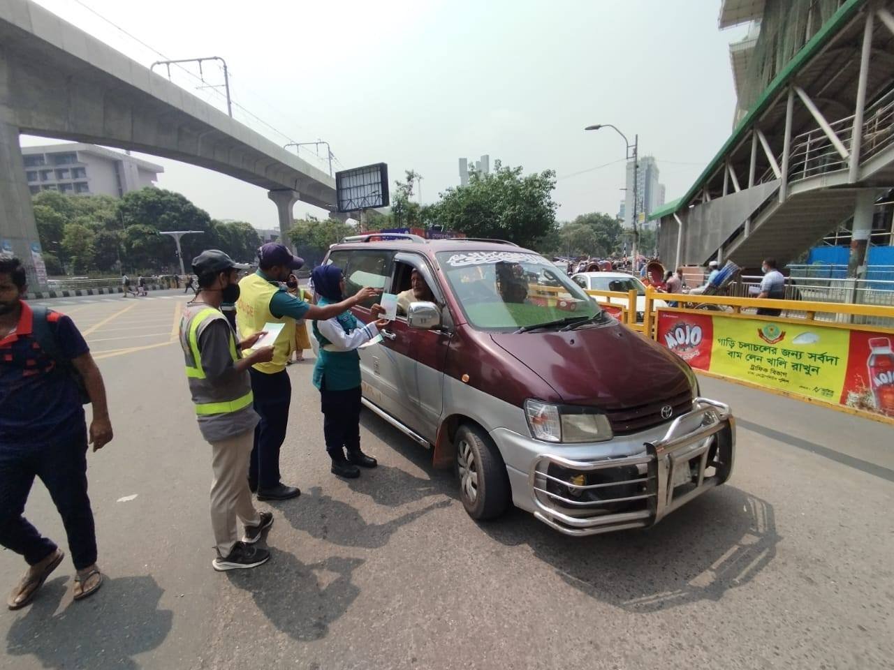 ট্রাফিক তেজগাঁও বিভাগের উদ্যোগে  সচেতনতামূলক লিফলেট বিতরণ কর্মসূচি