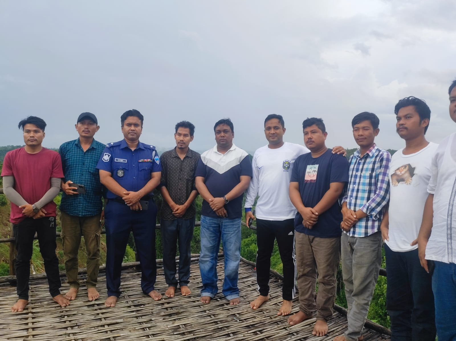 রোয়াংছড়ি উপজেলা নিবার্হী অফিসার ও থানা ভারপ্রাপ্ত কর্মকর্তাকে বিদায় অনুষ্ঠান করলেন ট্যুরিষ্ট গাইড সমিতি