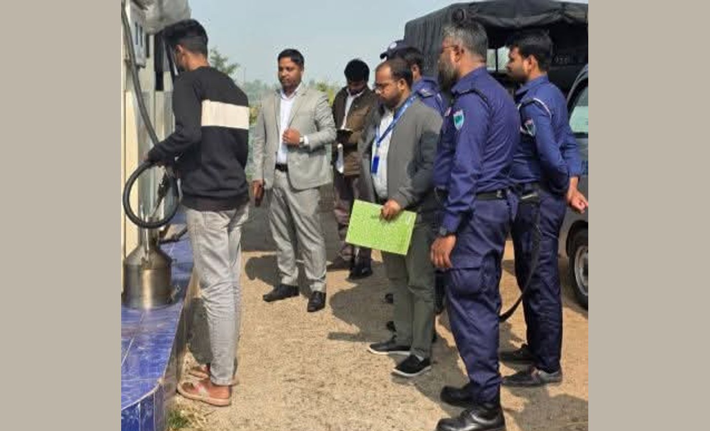 আশাশুনির বুধহাটায় দু’টি ফিলিং স্টেশনে মোবাইল কোর্ট ৪০ হাজার টাকা জরিমানা