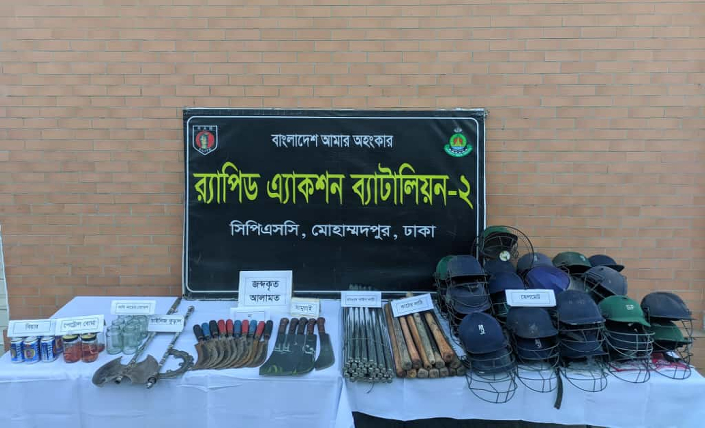 মোহাম্মদপুর জেনেভা ক্যাম্পে র‍্যাবের যৌথ অভিযানে অস্ত্র ও বোমা উদ্ধার