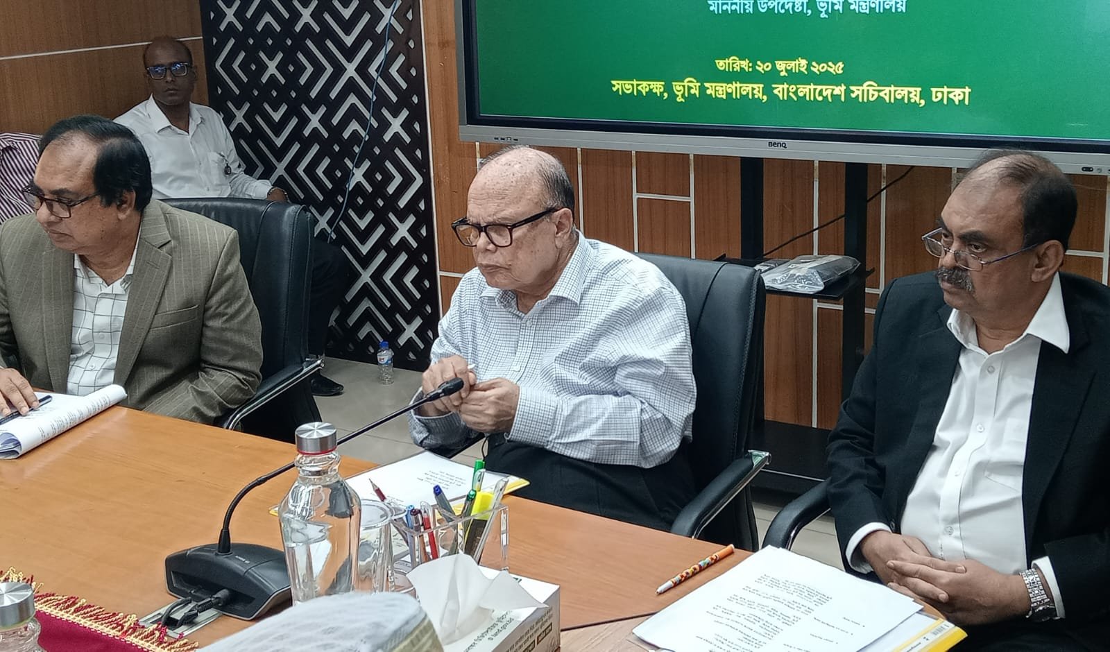 ভূমিসেবায় সেবাগ্রহীতাদের মধ্যে সন্তুষ্টির মাত্রা ক্রমান্বয়ে বৃদ্ধি পাচ্ছে।  ---ভূমি উপদেষ্টা আলী ইমাম মজুমদার