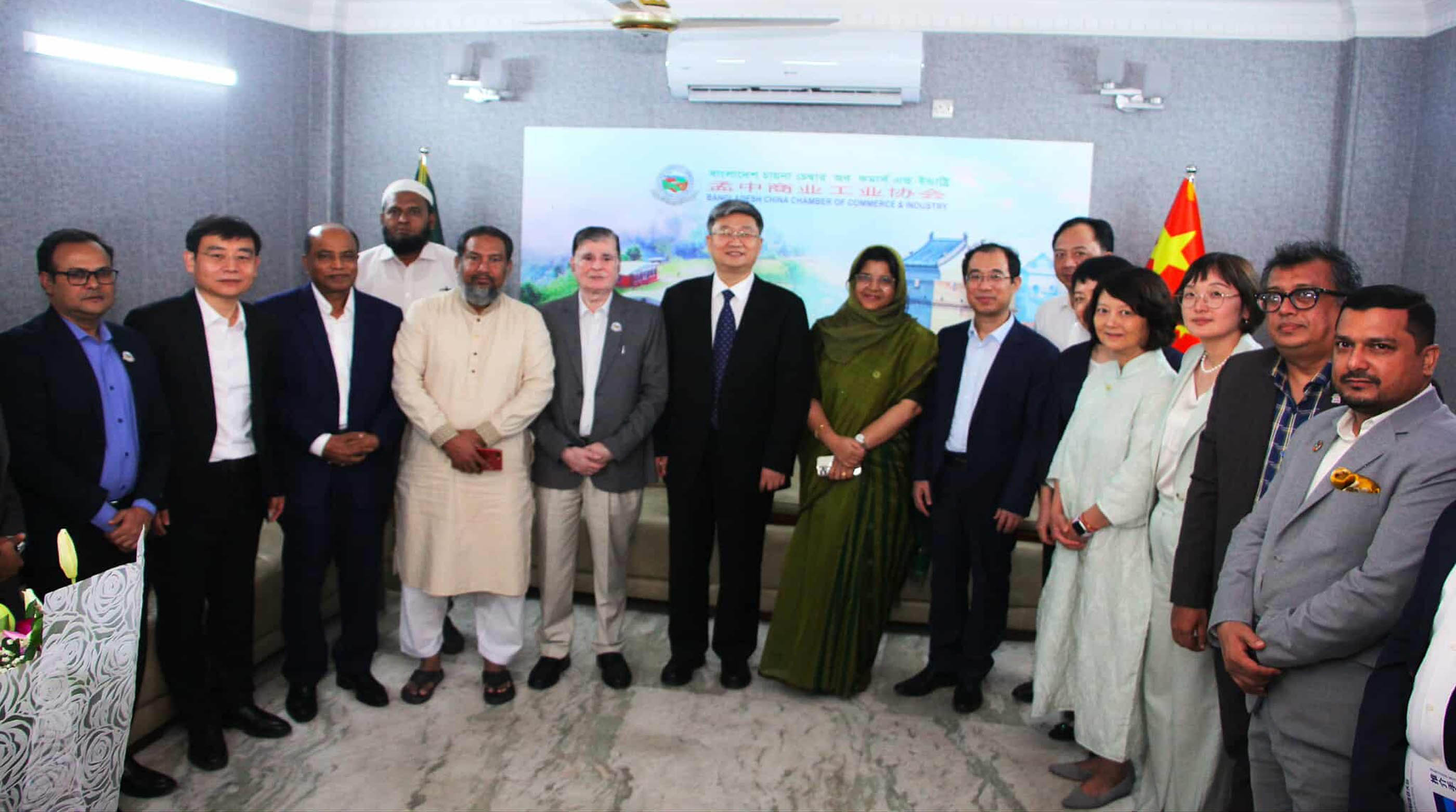 চীনা প্রতিনিধিদলের বাংলাদেশ চায়না চেম্বার অফ কমার্স অ্যান্ড ইন্ডাস্ট্রির (বিসিসিসিআই) এর কার্যালয় পরিদর্শন