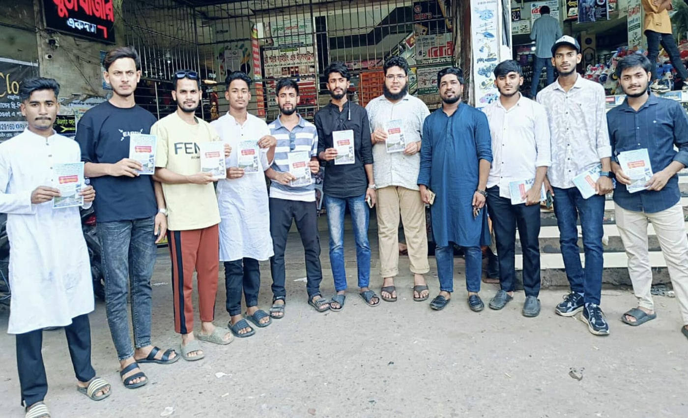 ৬ লেনের দাবিতে লোহাগাড়ায় সচেতনতায় লিফলেট বিতরণ