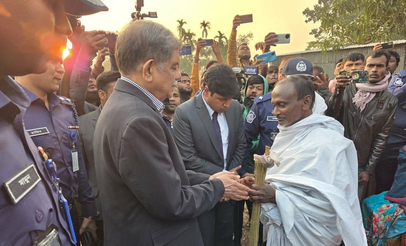 শিক্ষা উপদেষ্টা দীপু চন্দ্র দাসের পরিবারের সাথে দেখা করেছেন