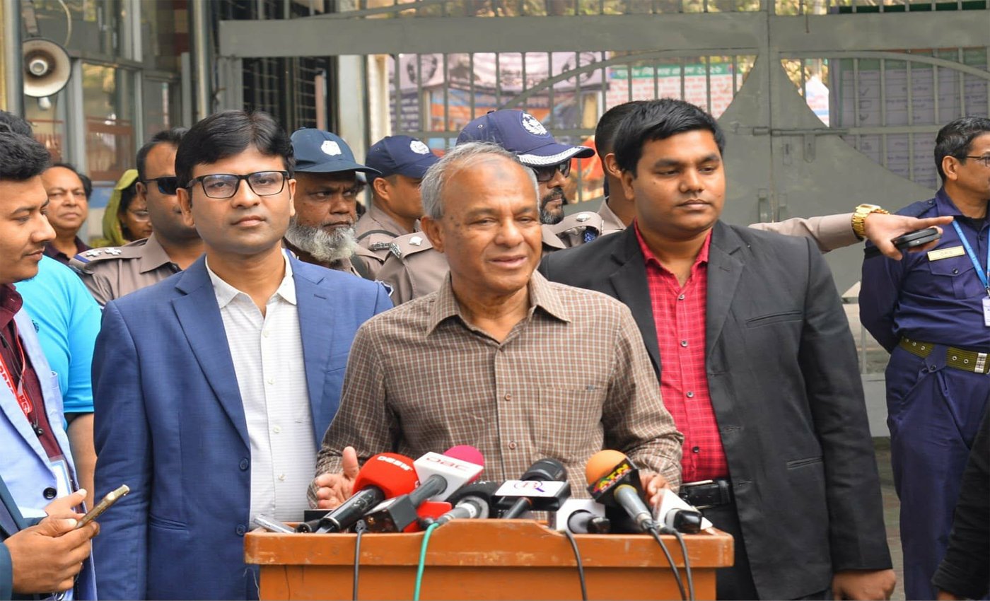 জাতীয় নির্বাচনে ভোট দিলেন স্বরাষ্ট্র উপদেষ্টা