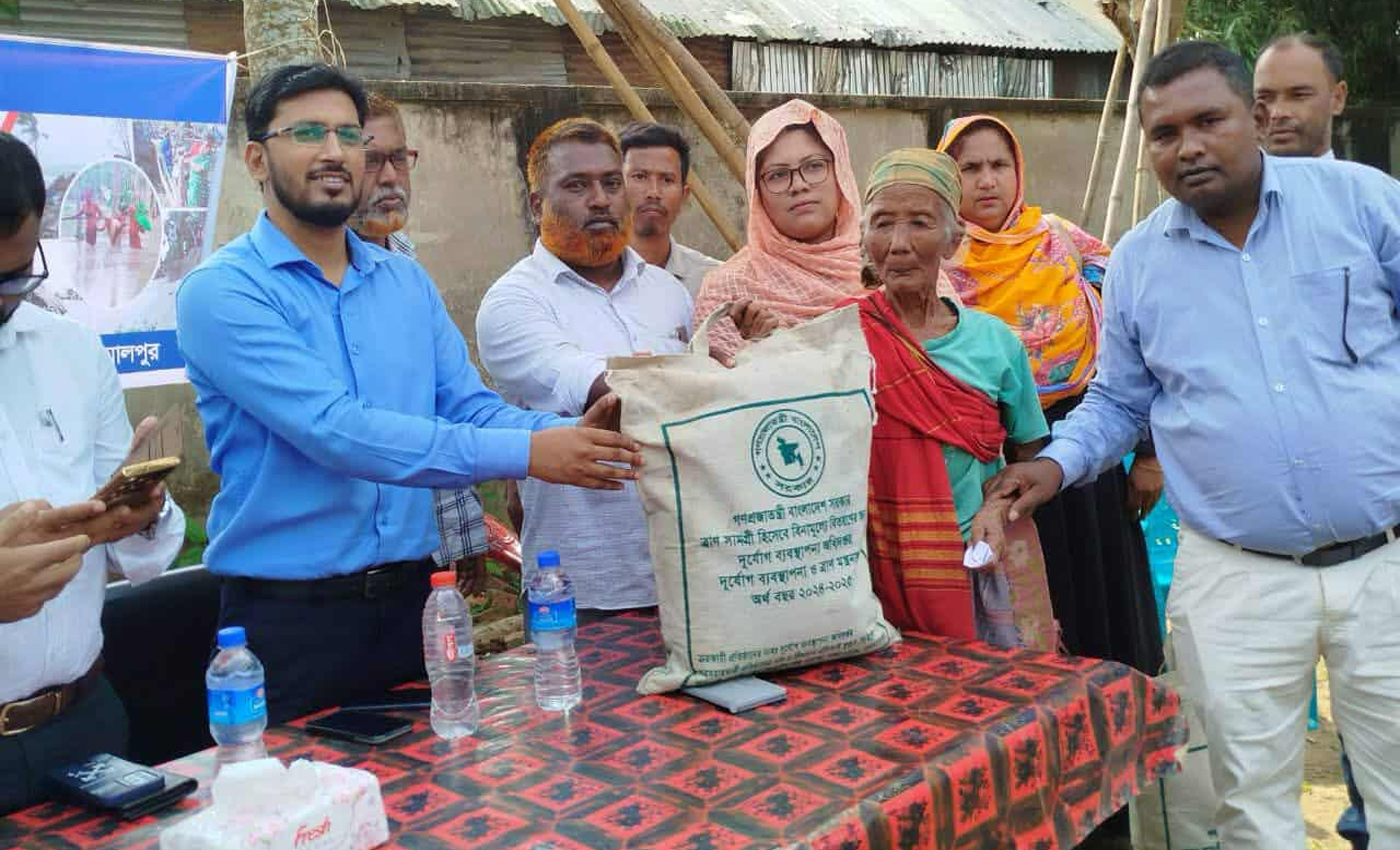 বকশীগঞ্জে প্রাকৃতিক দুর্যোগে ক্ষতিগ্রস্ত ক্ষুদ্র নৃ-গোষ্ঠি পরিবারের মাঝে শুকনো খাবার বিতরণ