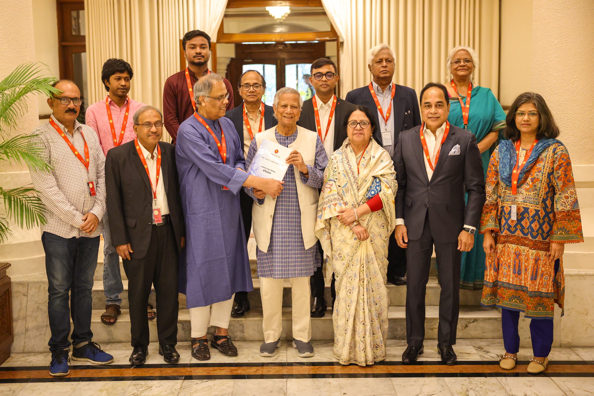 প্রধান উপদেষ্টার কাছে গণমাধ্যম সংস্কার কমিশনের প্রতিবেদন হস্তান্তর