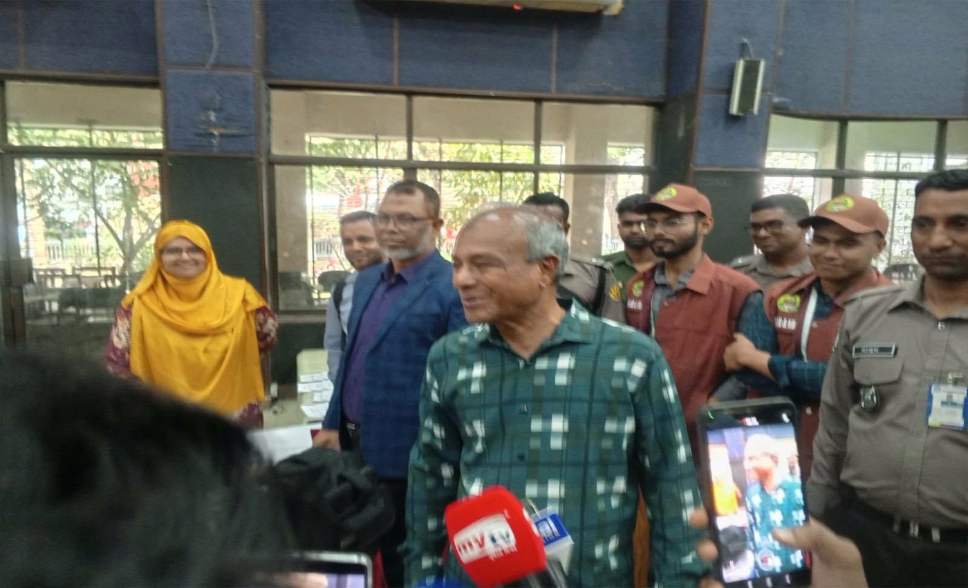 স্বরাষ্ট্র উপদেষ্টার পুলিশ হেডকোয়ার্টার্সের অপারেশন কন্ট্রোল রুম ও ডিএমপি'র থানা পরিদর্শন