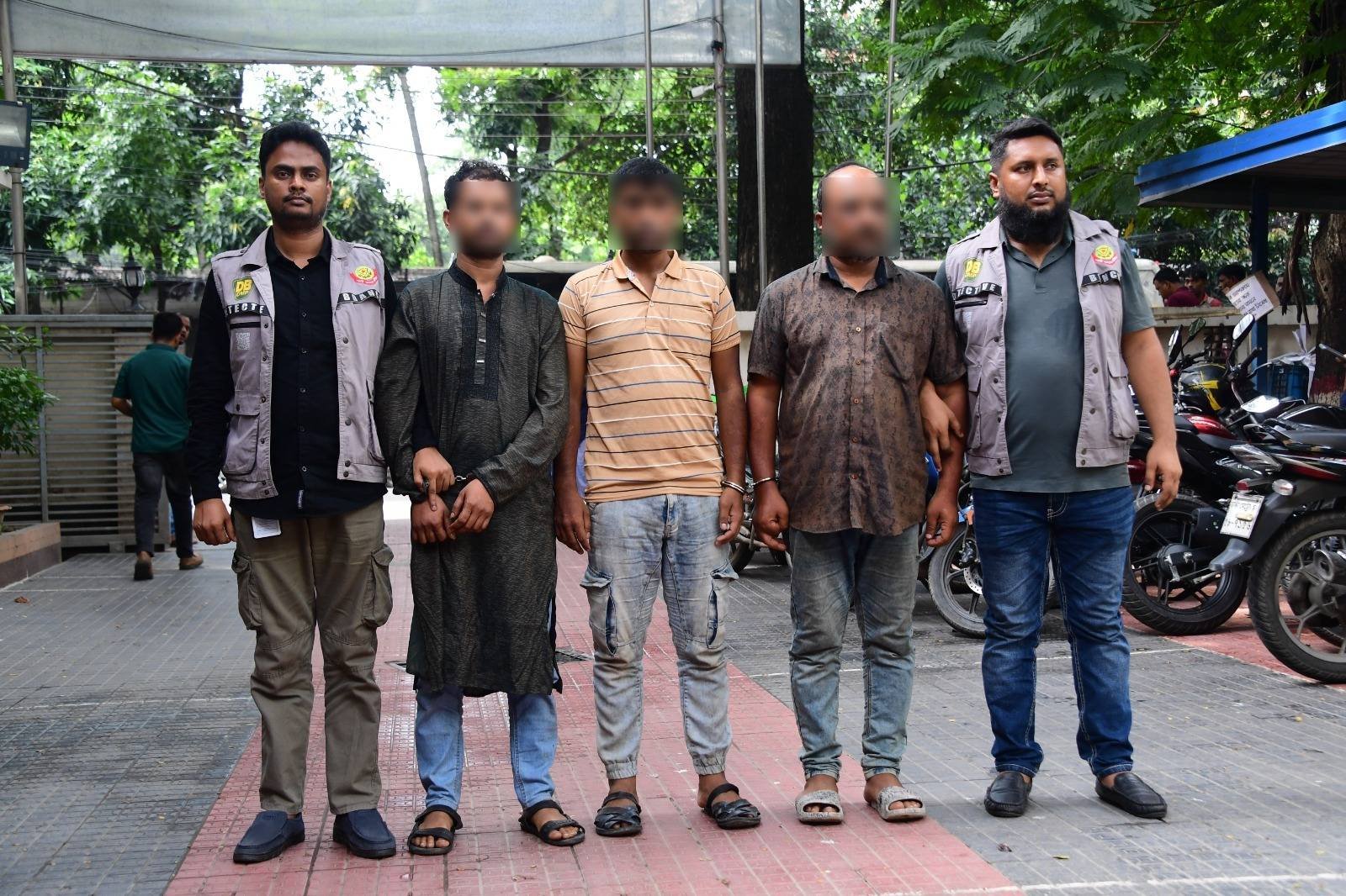 রাজধানীর ফকিরাপুলে গোয়েন্দা পুলিশকে লক্ষ্য করে গুলি বর্ষনের ঘটনায় দুই সহযোগীসহ শীর্ষ সন্ত্রাসী বাপ্পি গ্রেফতার