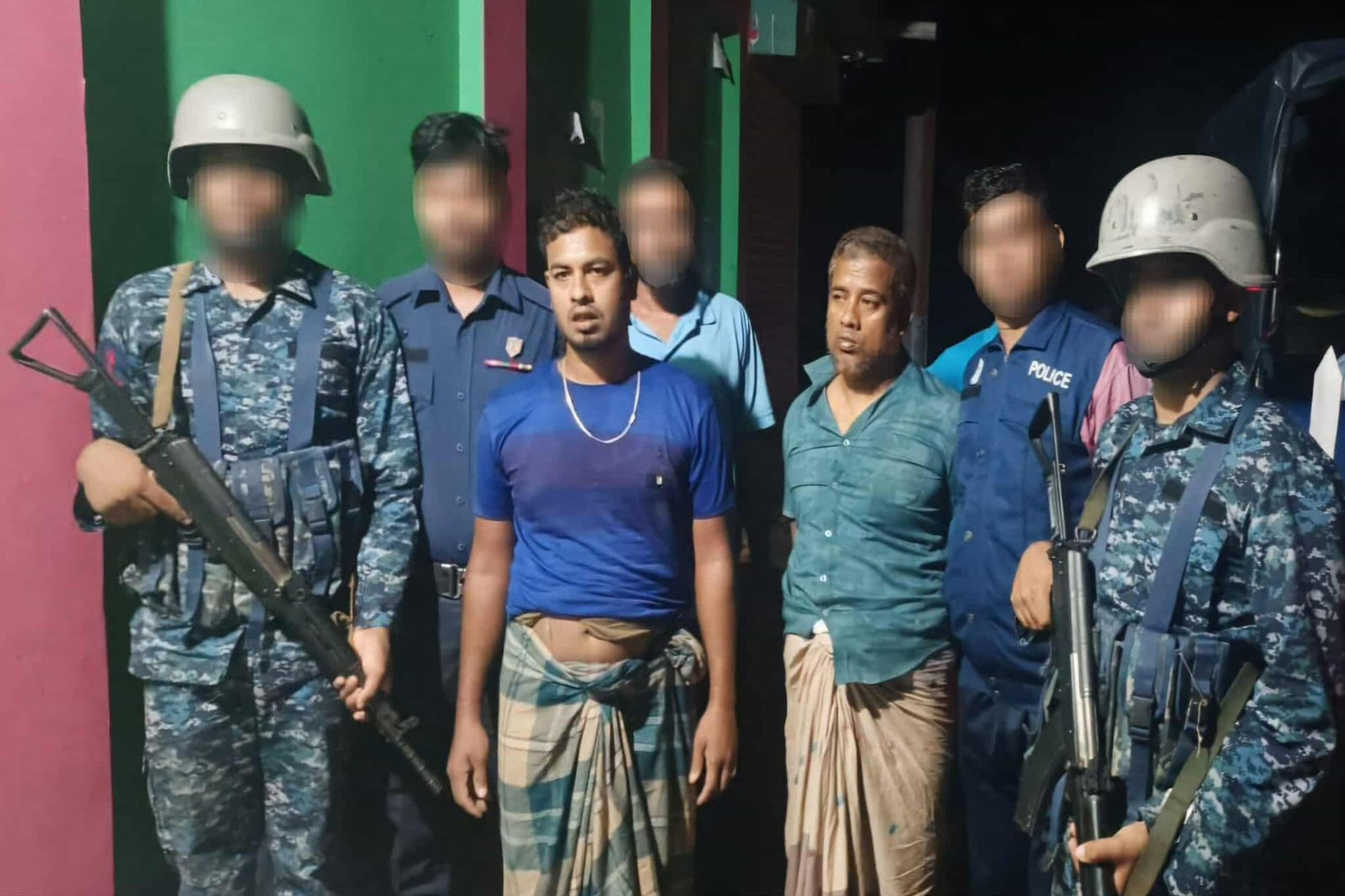 ভোলা মনপুরায় ২৫ কোটি টাকার অবৈধ জাল জব্দ ও শিশু বলাৎকারকারী গ্রেফতার করেন বাংলাদেশ নৌবাহিনী।