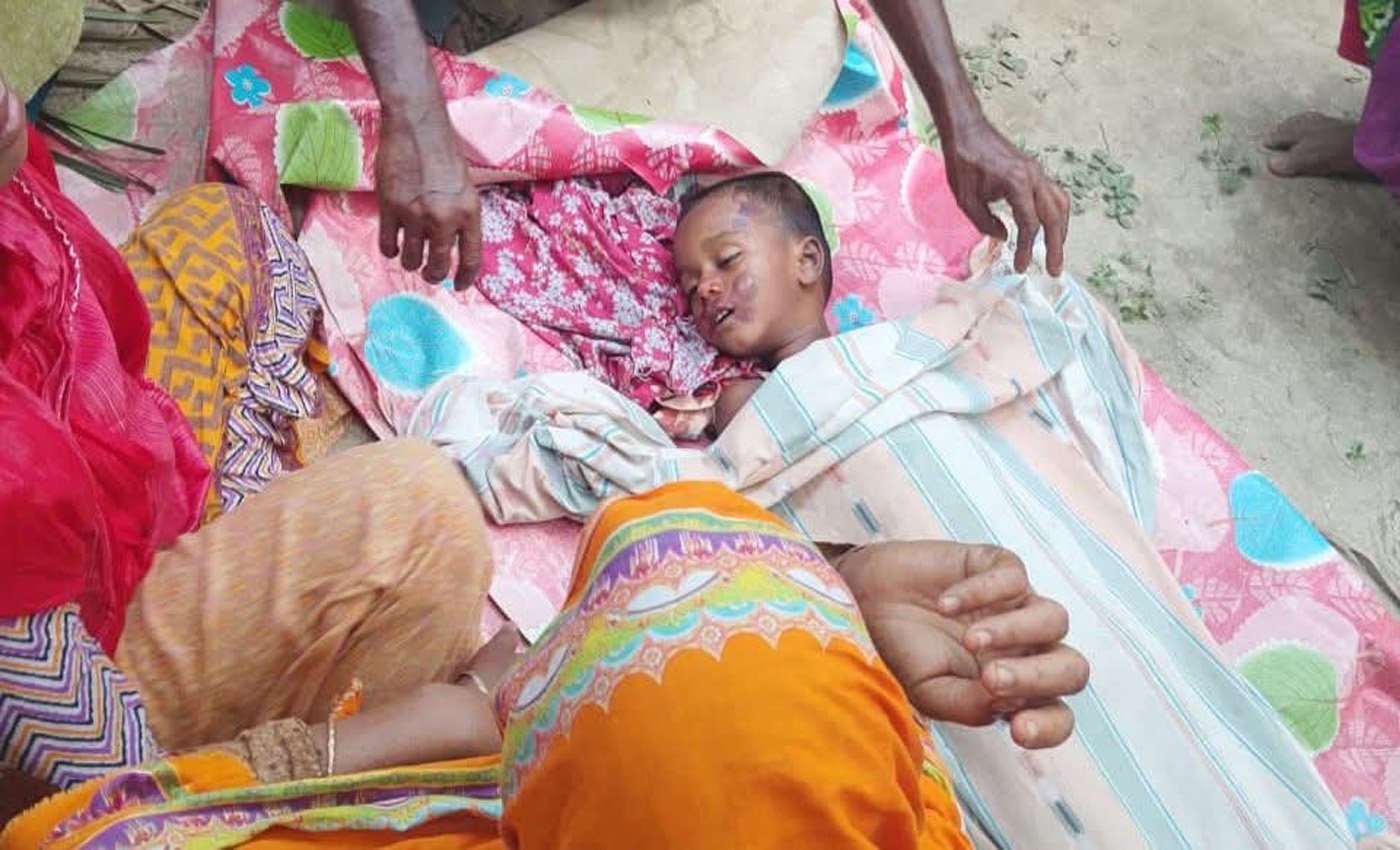 নওগাঁর আত্রাইয়ে ভ্যানের নিচে চাপা পরে শিশু নিহত