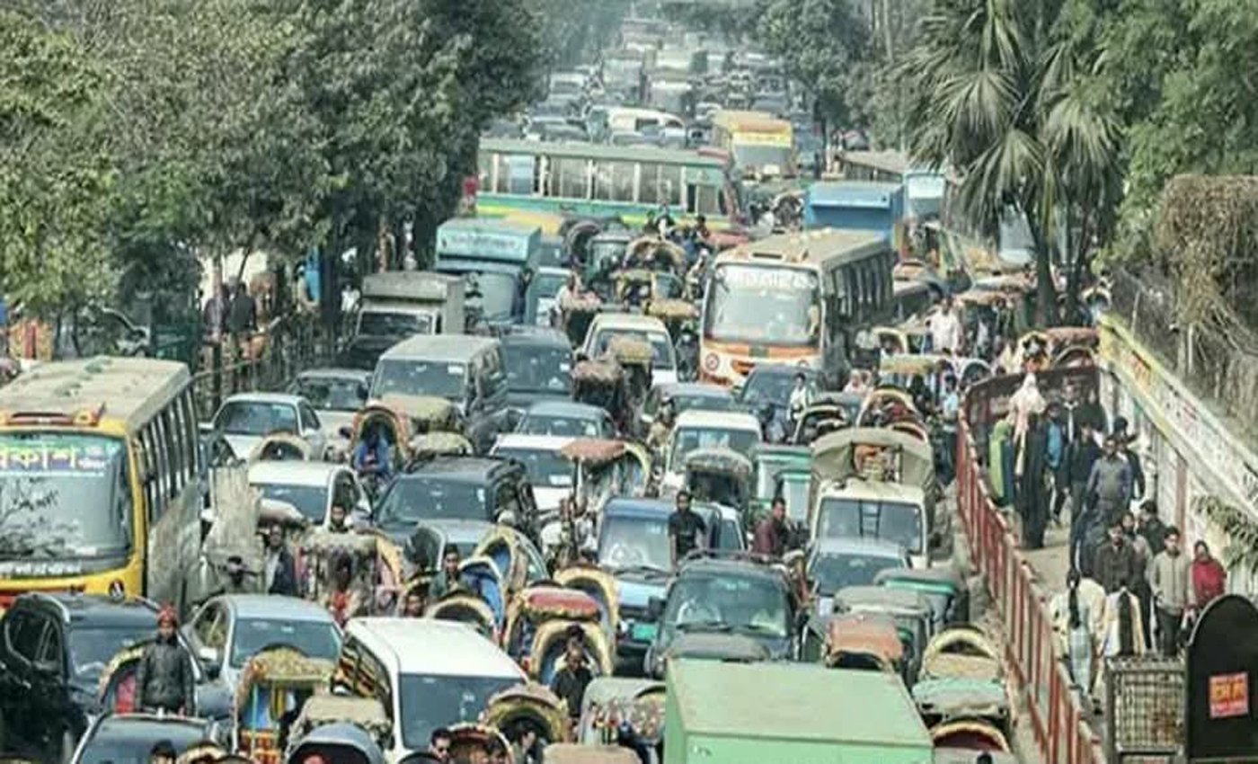 মোড়ে মোড়ে শিক্ষার্থীদের অবরোধ, অচল ঢাকা