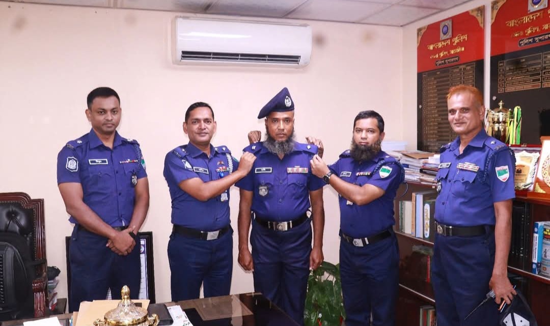 সাতক্ষীরা জেলা পুলিশের সদ্য পদোন্নতিপ্রাপ্ত ০৩ জন পুলিশ সদস্যকে র‍্যাংক ব্যাজ পরিয়ে দিলেন পুলিশ সুপার, সাতক্ষীরা