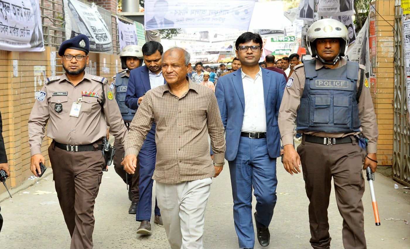 রাজধানীর বিভিন্ন ভোটকেন্দ্র পরিদর্শনে স্বরাষ্ট্র উপদেষ্টা