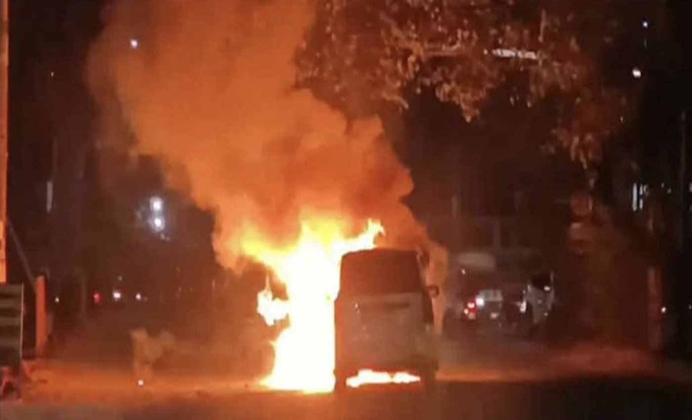 রাজধানীতে চলন্ত মাইক্রোবাসে আগুন