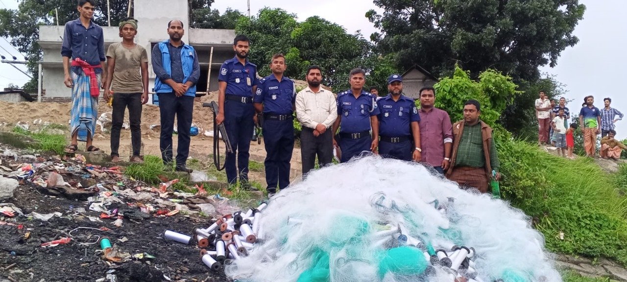 গত  ০৭ (সাত) দিনব্যাপী নৌ পুলিশের চলমান বিভিন্ন অভিযানে বিপুল পরিমাণ নিষিদ্ধ ঘোষিত অবৈধ জাল, মাছ ও মাছের পোনা উদ্ধারসহ আটক ২৩২ জন ।