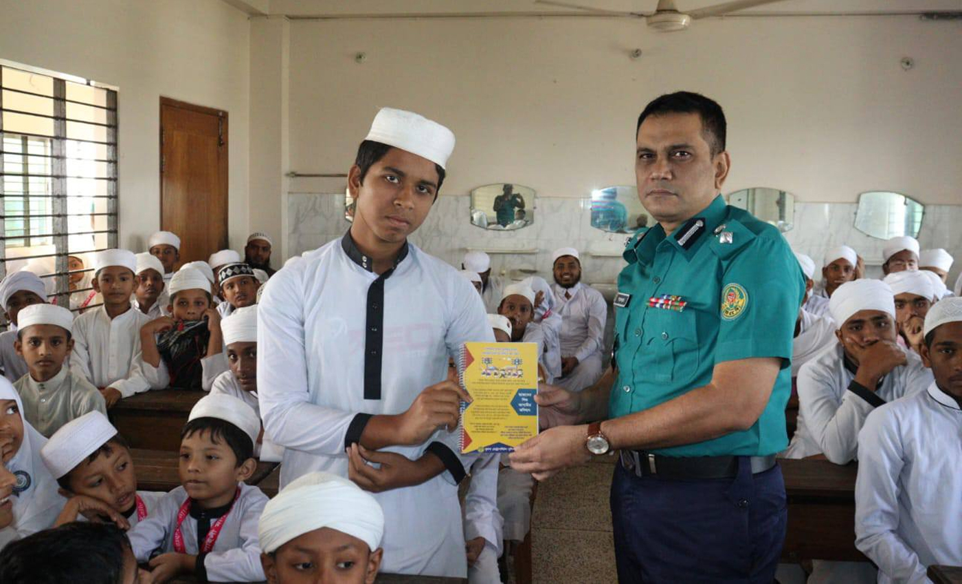 খুলনায় স্কুল শিক্ষার্থীদের জন্য কেএমপির রোড সেফটি ভিডিও প্রদর্শন ও সচেতনতামূলক কর্মসূচি