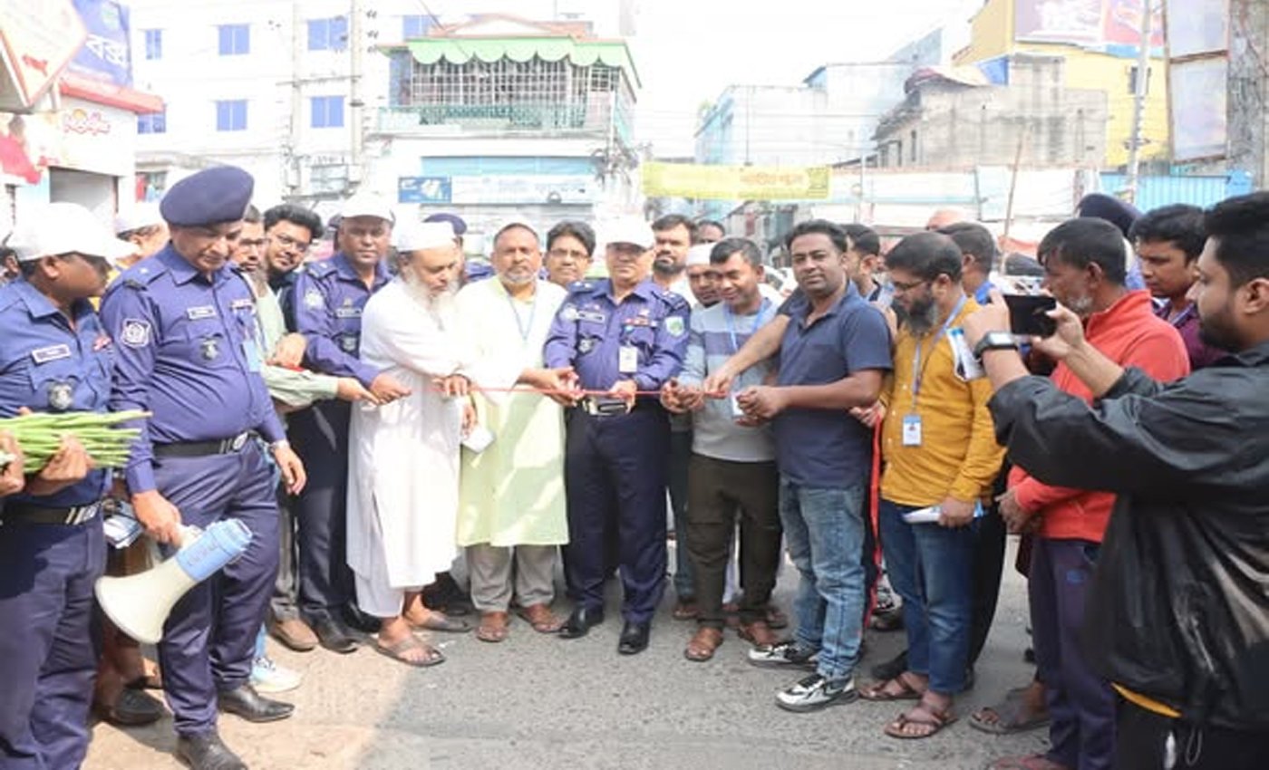নাটোর শহরের গুরুত্বপূর্ণ নিচা বাজারের সড়কটিতে ওয়ান ওয়ে ট্রাফিক ব্যবস্থা চালু করা হলো