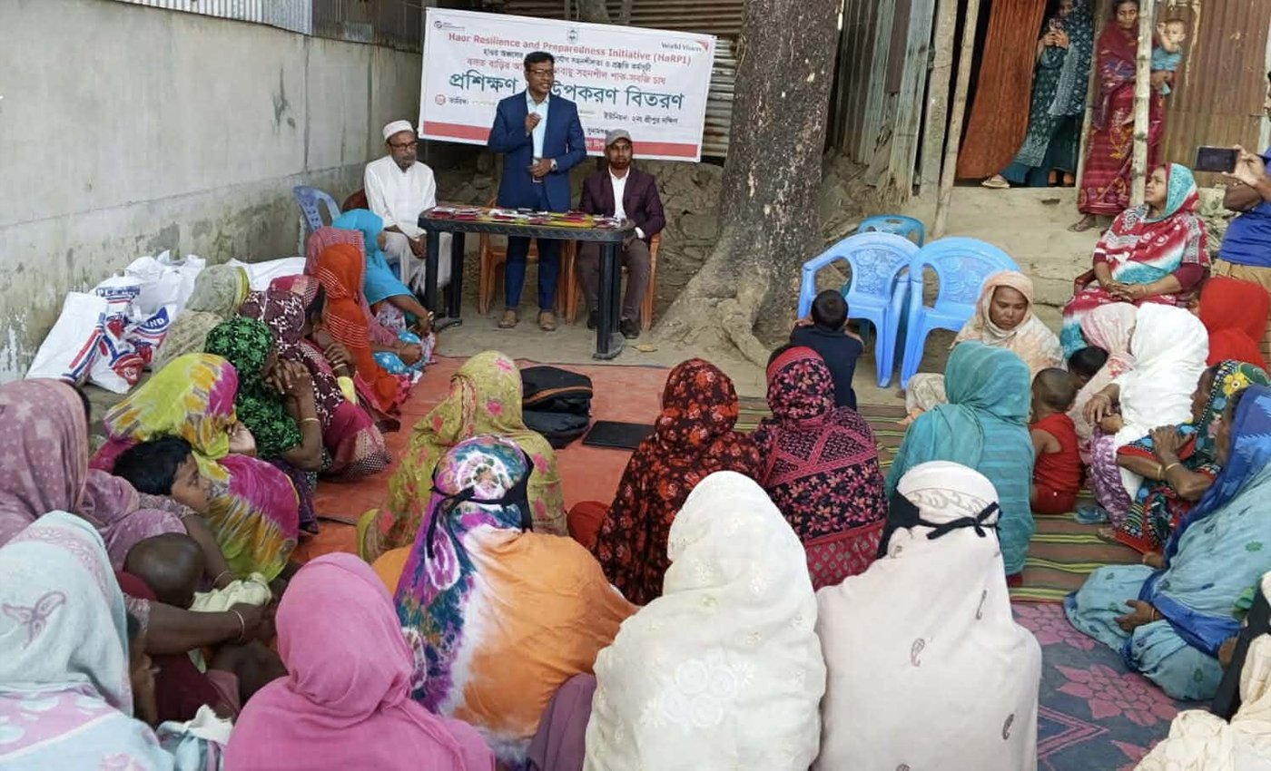 তাহিরপুরে জলবায়ু সহনশীল সবজি চাষ প্রশিক্ষণ ও বীজ বিতরণ