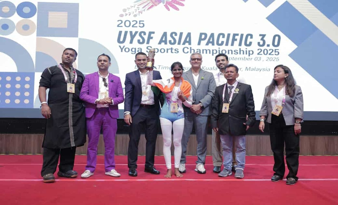 গ্রামের মধ্যবিত্ত পরিবারের মেয়ে - বারো ক্লাস পড়ুয়া, নন্দিতা দাস - যোগায় বহু সম্মানে সম্মানিত।