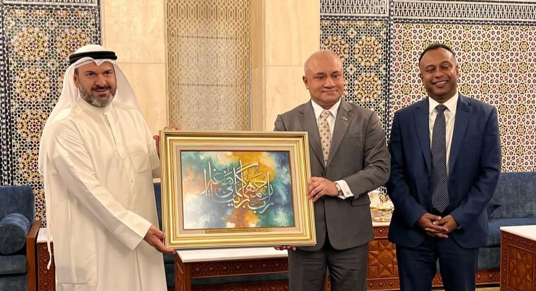 বাংলাদেশ দূতাবাসের পক্ষ থেকে কুয়েতের বিখ্যাত গ্র্যান্ড মসজিদে বাংলাদেশী ক্যালিগ্রাফি হস্তান্তর।