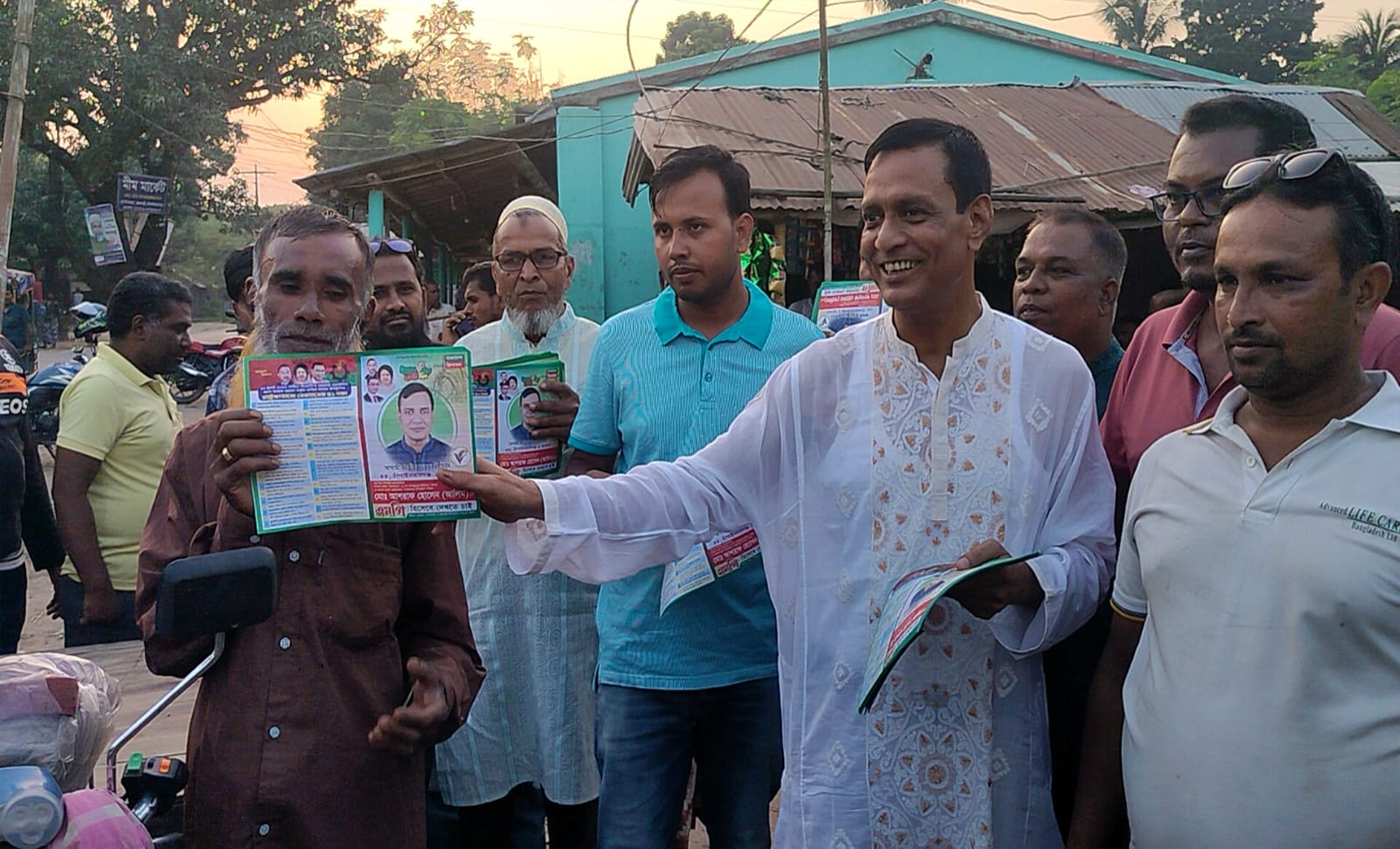 ভোলাহাটে বিএনপির মনোনয়ন প্রত্যাশী আশরাফ হোসেন আলিমের ৩১দফা লিফলেট বিতরণ