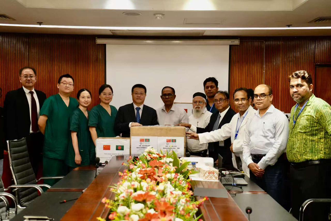 বাংলাদেশে নিযুক্ত চীনের রাষ্ট্রদূত মাননীয় মিঃ ইয়াও ওয়েন, চীনের জরুরি চিকিৎসা সরঞ্জাম বাংলাদেশে হস্তান্তর অনুষ্ঠানে যোগ দেন।