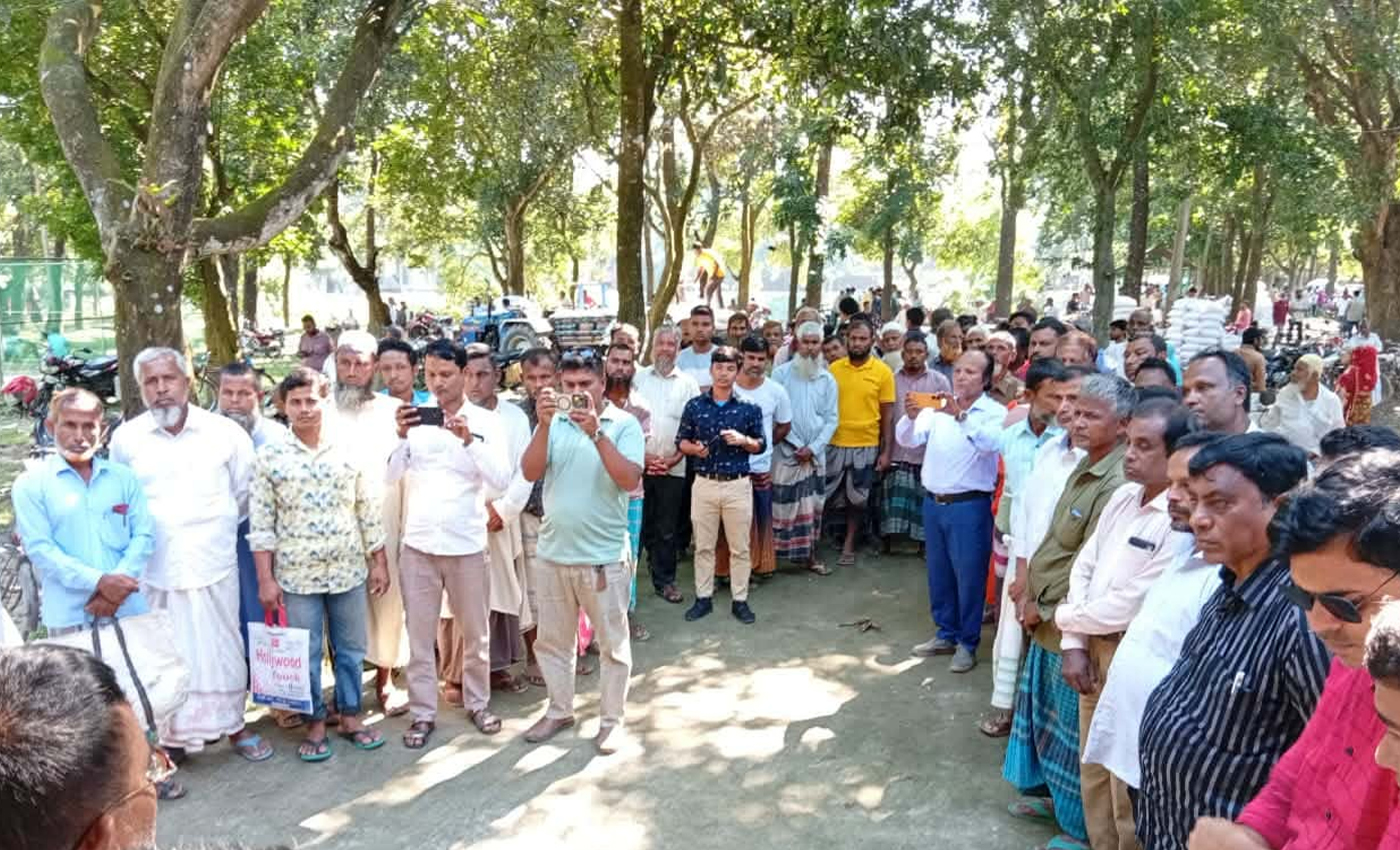 পীরগঞ্জে ক্ষুদ্র ও প্রান্তিক কৃষকদের মাঝে বিনামূল্যে সার ও বীজ বিতরণ