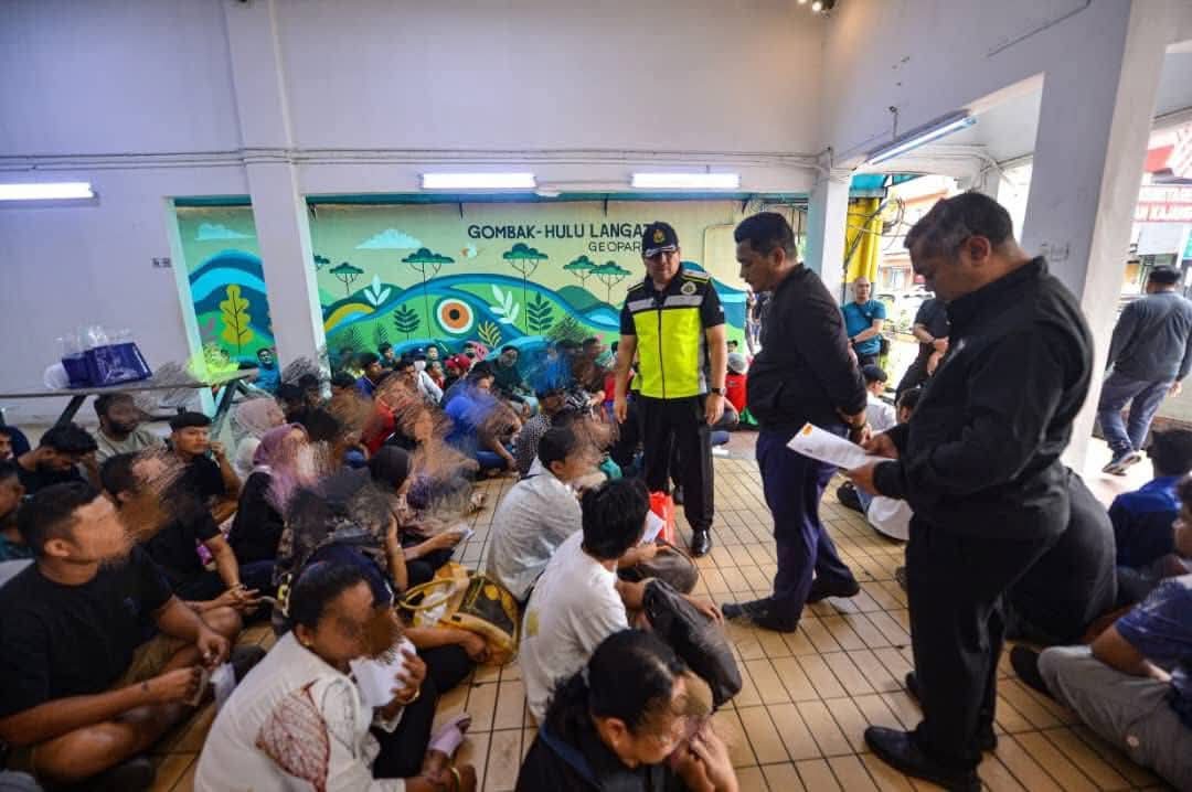 মালয়েশিয়ার কাজাং ও সুঙ্গাই টাংকাসে ইমিগ্রেশন এর অভিযানে বাংলাদেশিসহ  ১২১ জন গ্রেফতার করা হয়।