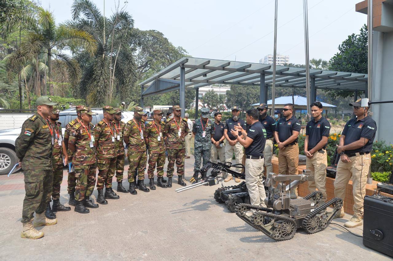 বাংলাদেশ সেনাবাহিনীর প্রশিক্ষণ দল কর্তৃক ডিএমপির বোম্ব ডিসপোজাল ইউনিট পরিদর্শন