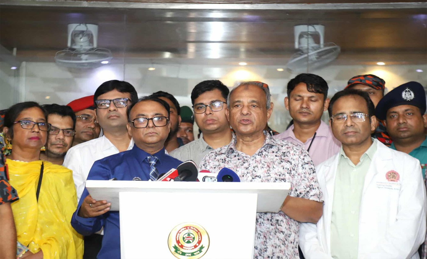 টঙ্গীর কেমিক্যাল গুদামে অগ্নিকাণ্ড: দগ্ধ ফায়ারকর্মীদের পাশে স্বরাষ্ট্র উপদেষ্টা