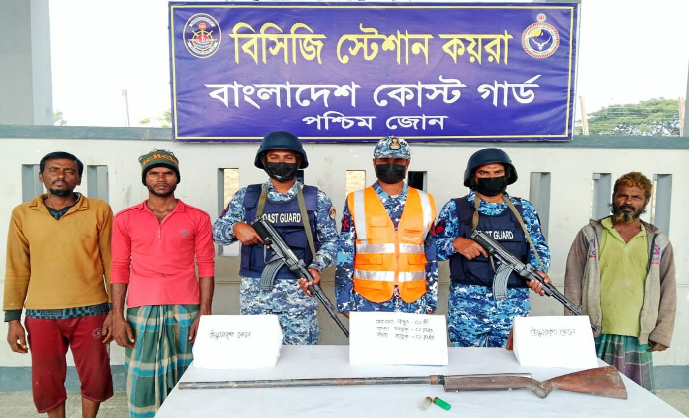 সুন্দরবন থেকে অপহৃত চার জেলে উদ্ধার এবং অস্ত্র-গোলাবারুদ জব্দ