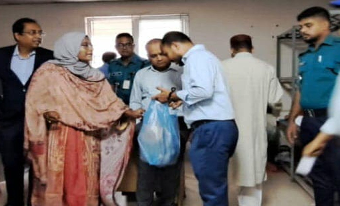 সচিবালয়ে একবার ব্যবহার্য প্লাস্টিক নিষিদ্ধ, বিকল্প হিসেবে কাপড়ের ব্যাগ বিতরণ