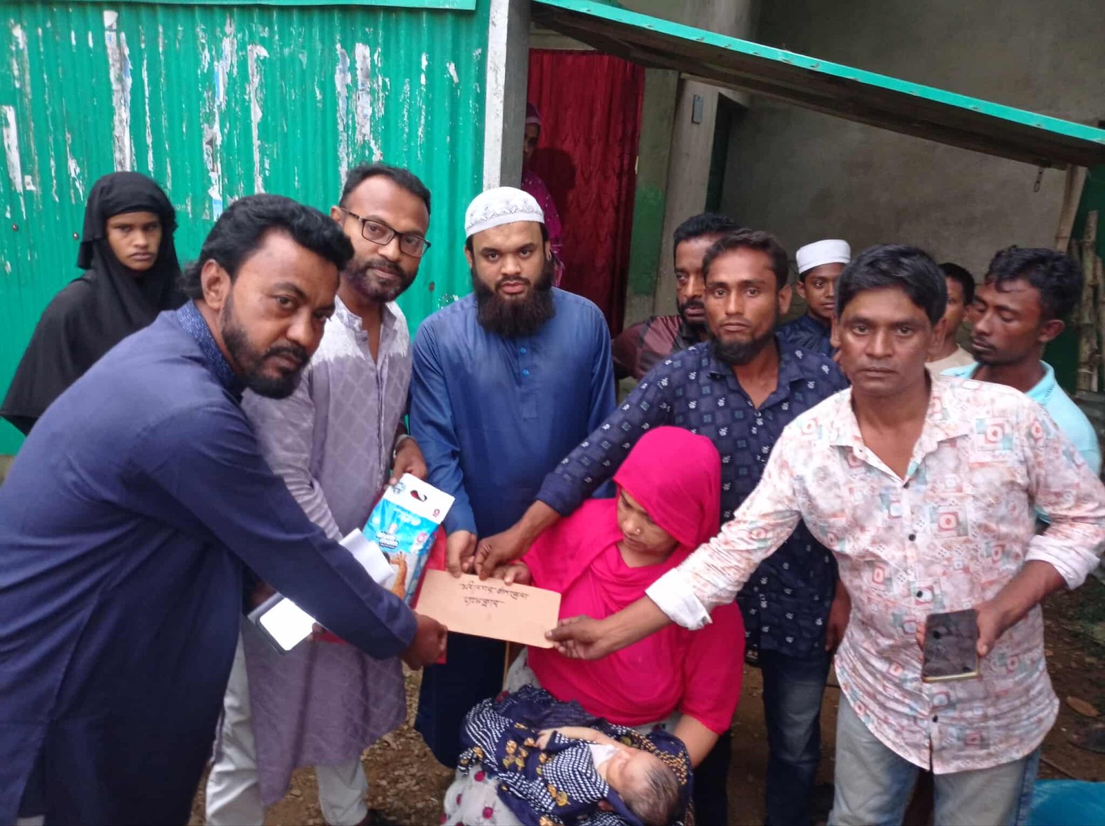 মধ্যনগরে বাকাতলায় ফেলে যাওয়া নবজাতক শিশুর পাশে মধ্যনগর উপজেলা প্রেসক্লাব