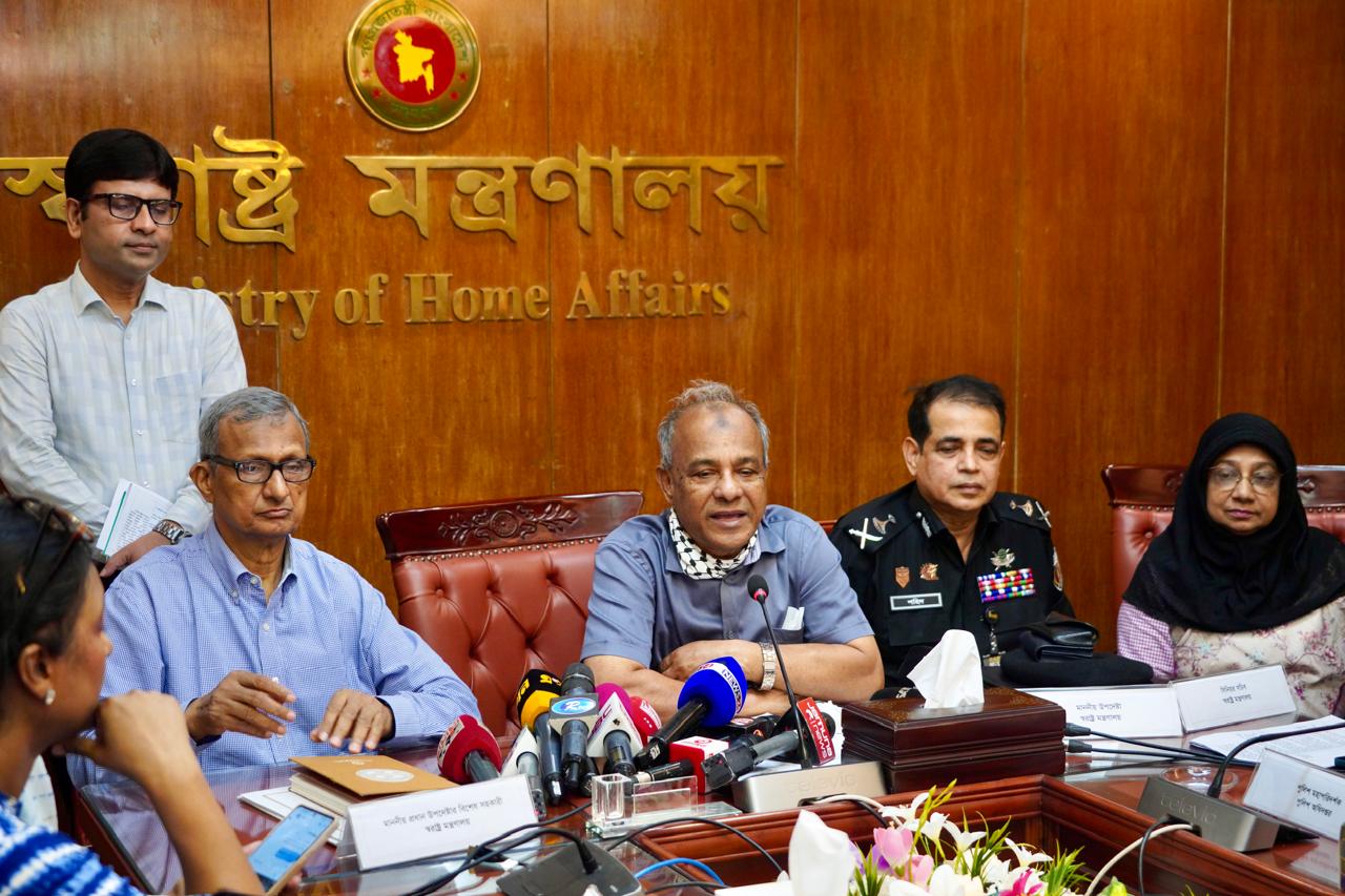 নির্ধারিত পশুর হাটের উদ্দেশে যাওয়া গাড়ি মাঝপথে থামালে ব্যবস্থা- স্বরাষ্ট্র উপদেষ্টা