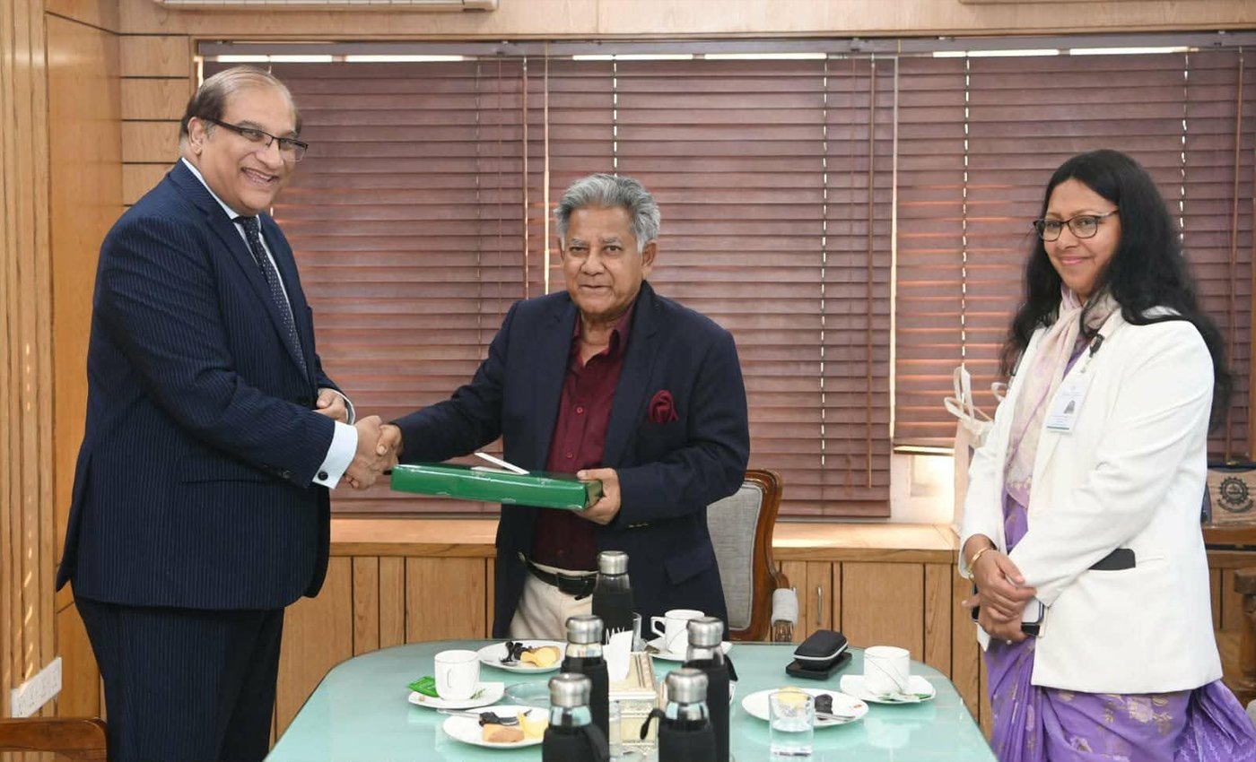 নৌপরিবহন উপদেষ্টার সঙ্গে পাকিস্তানের হাইকমিশনারের সৌজন্য সাক্ষাৎ