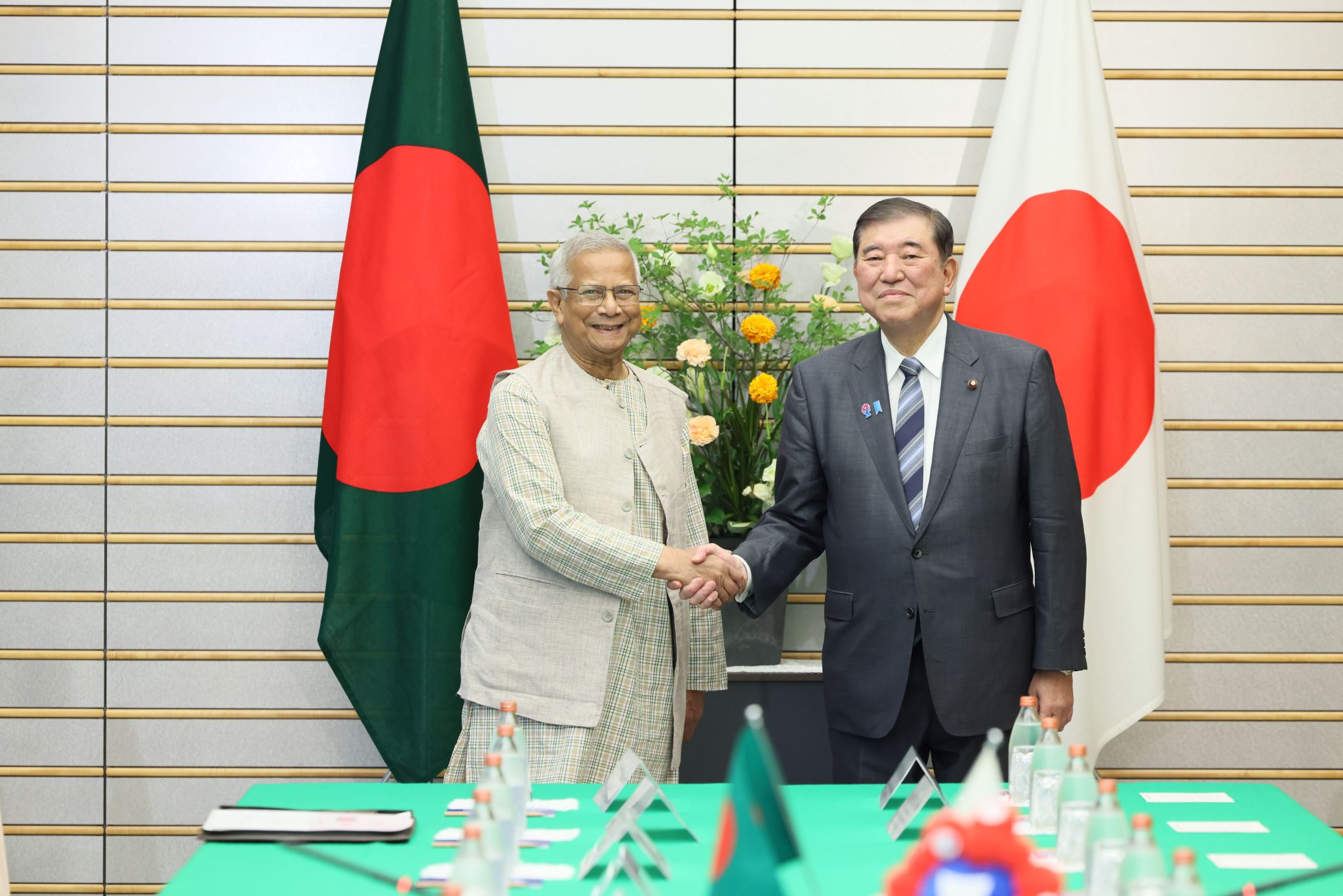 জাপানের মাননীয় প্রধানমন্ত্রী, মাননীয় জনাব ইশিবা শিগেরু অধ্যাপক মুহাম্মদ ইউনূসের সাথে টোকিওতে সাক্ষাৎ করেন