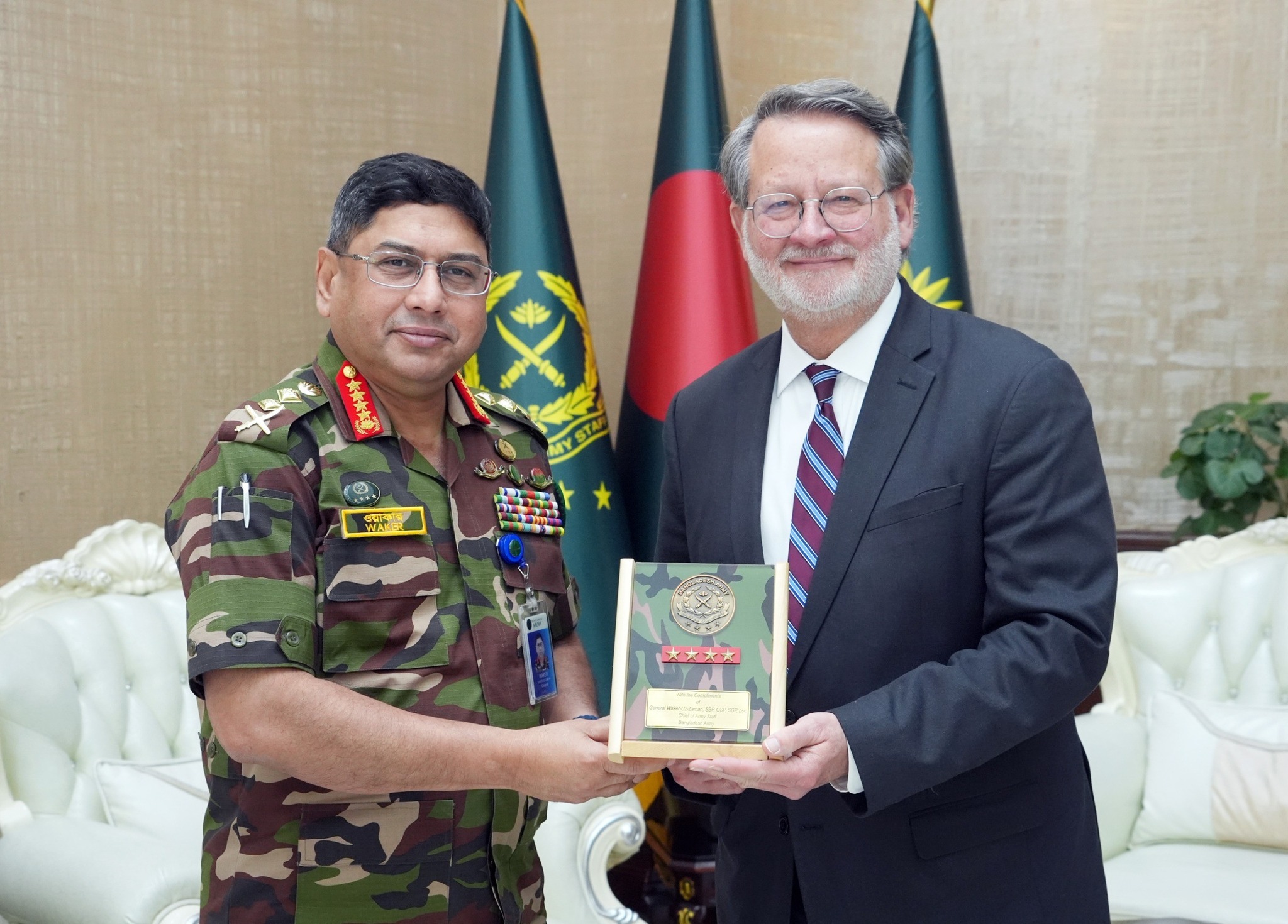 সেনাপ্রধানের সাথে যুক্তরাষ্ট্রের সিনেটর Mr. Gary Peters এর সৌজন্য সাক্ষাৎ